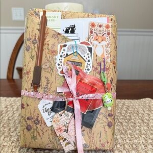 Blind date with a book hardcover, romance, drama suspense, comes with goodies